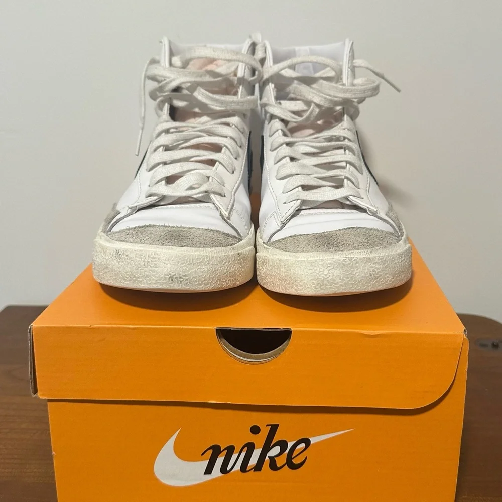 Nike Blazer Mid '77 White and Black Size US Men's 10.5 / Women's 12